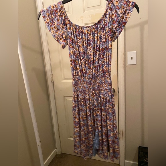 Floral dress with flowers all over and a string tie around the waist - Picture 2 of 2